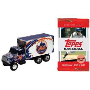 MLB 164 Sports Truck Diecast   Mets with 10 Packs of Trading Cards 