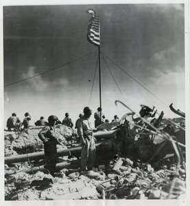 WW2 VTG PHOTO U.S. TROOPS ERECT FLAG IN RUINS PACIFIC  