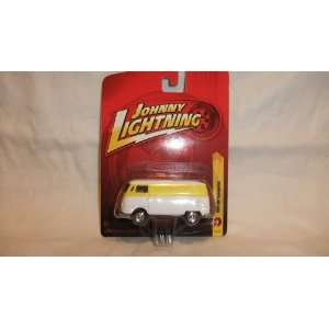   R18 WHITE AND YELLOW 1965 VW TRANSPORTER BUS DIE CAST Toys & Games