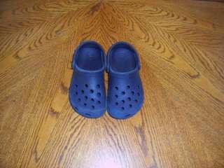 Crocs toddler boy classic navy blue clogs sandals size 8/9  