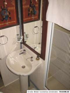 Das Bad mit Dusche, Waschbecken, WC   welches nur zum Pinkeln genutzt 