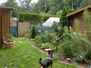 Kleiner Garten mit Wohnwagen, Anbau und extra Häusschen in Berlin 
