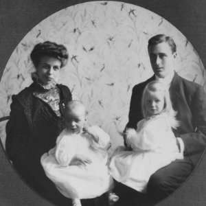  Franklin D. Roosevelt and Young Wife Eleanor with Anna and 