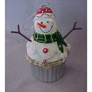  SNOWMAN CUPCAKE WITH RED SKI HAT AND RED BUTTONS   TRINKET 