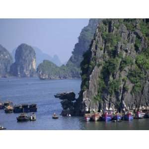  Ha Long (Ha Long) Bay, Unesco World Heritage Site, Vietnam 